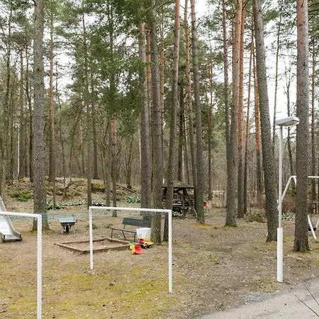 Huoneisto Peaceful And Furnished 80m2 3-room With Free Parking