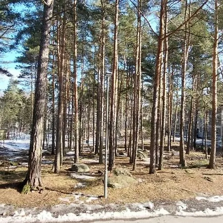 Huoneisto Peaceful And Furnished 80m2 3-room With Free Parking