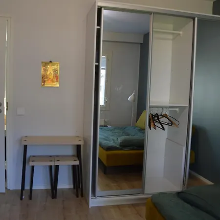 Peaceful And Furnished 80m2 3-room With Free Parking Huoneisto