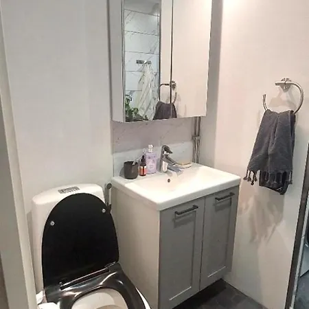 Huoneisto Peaceful And Furnished 80m2 3-room With Free Parking