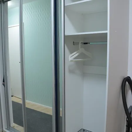Peaceful And Furnished 80m2 3-room With Free Parking Huoneisto