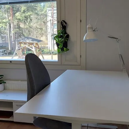 Huoneisto Peaceful And Furnished 80m2 3-room With Free Parking